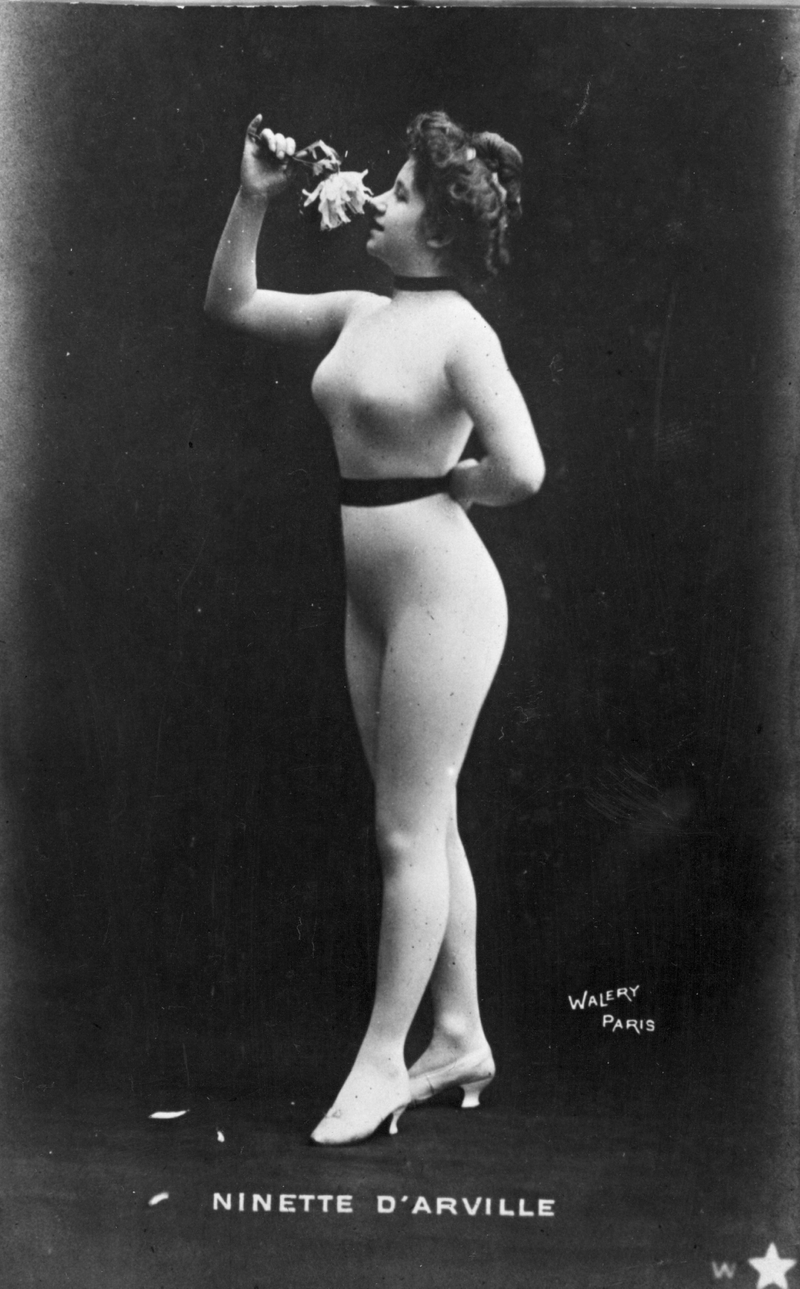 Illustration for article titled Here Are Some Parisian Cabaret Singers for Low-Key Style InspirationÂ